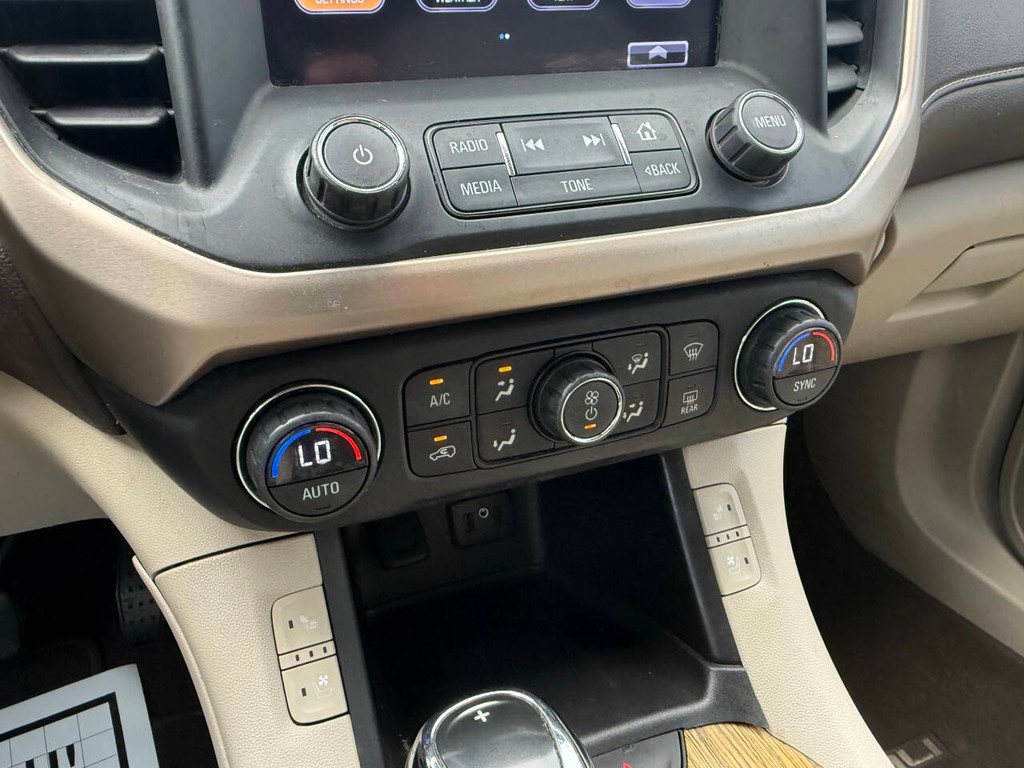 GMC Acadia Vehicle Full-screen Gallery Image 31