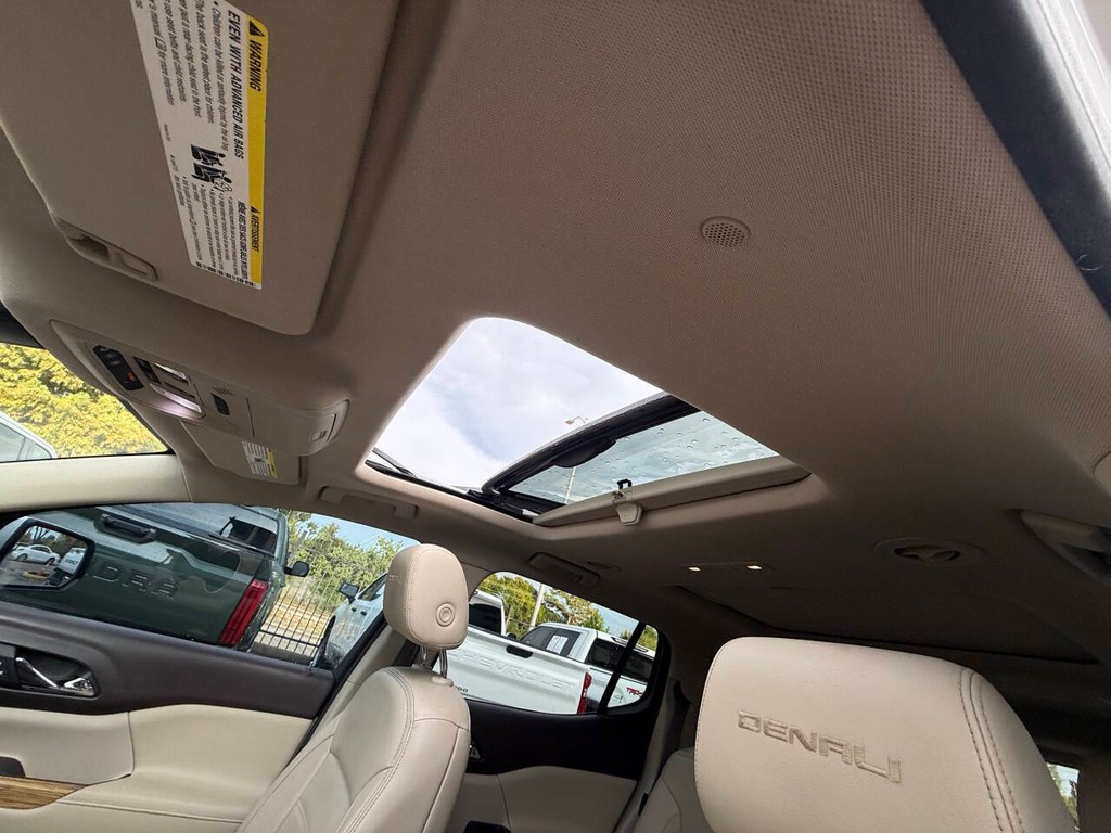 GMC Acadia Vehicle Full-screen Gallery Image 34
