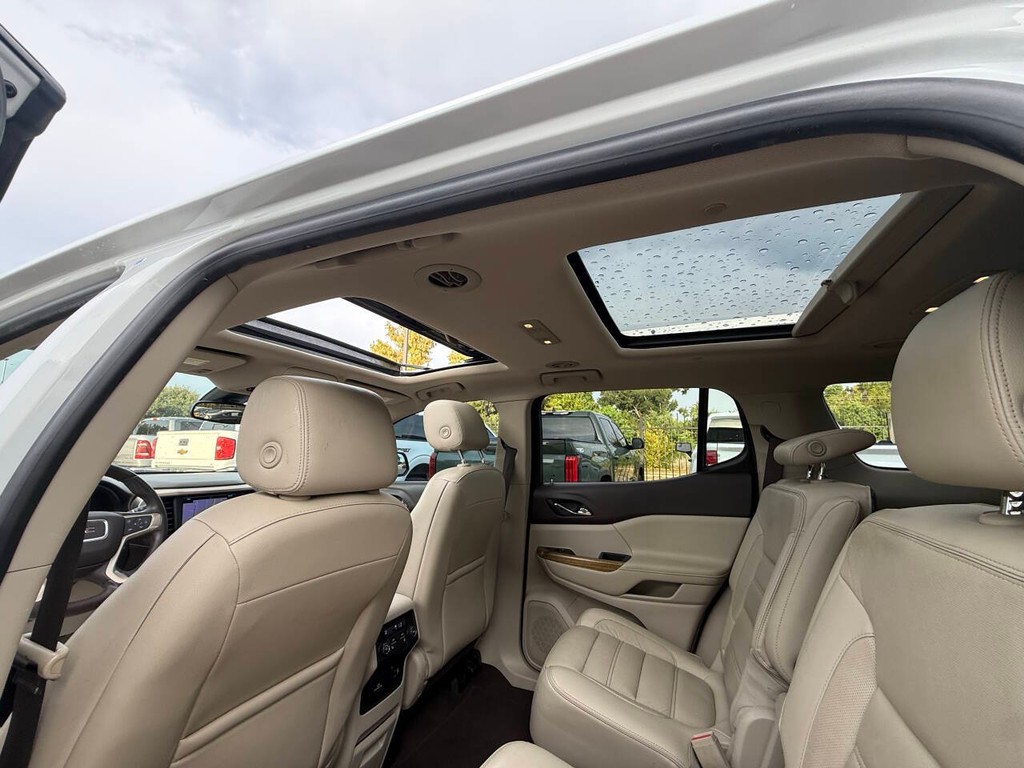 GMC Acadia Vehicle Full-screen Gallery Image 35
