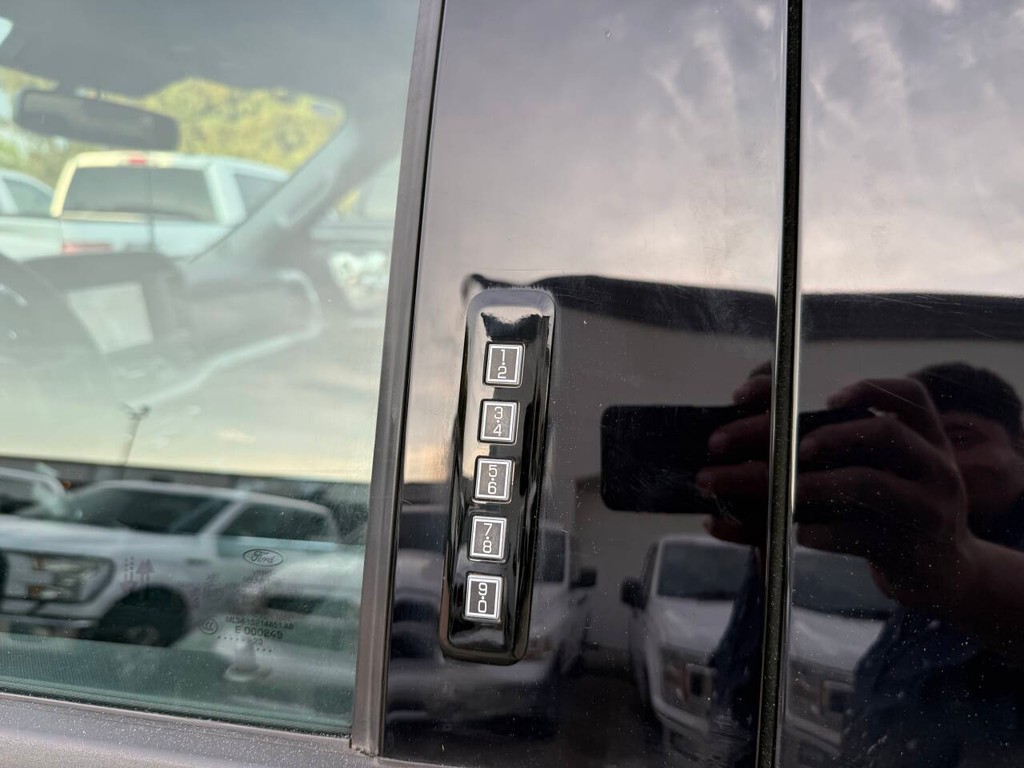Ford F-150 Vehicle Full-screen Gallery Image 37
