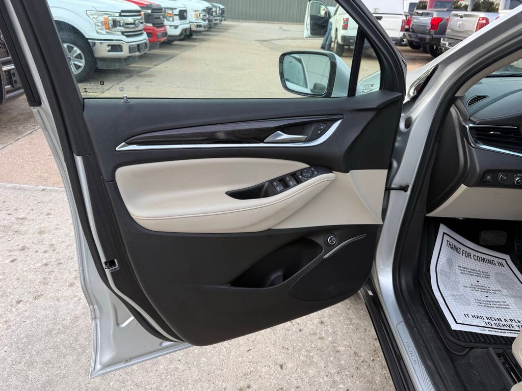 Buick Enclave Vehicle Full-screen Gallery Image 08