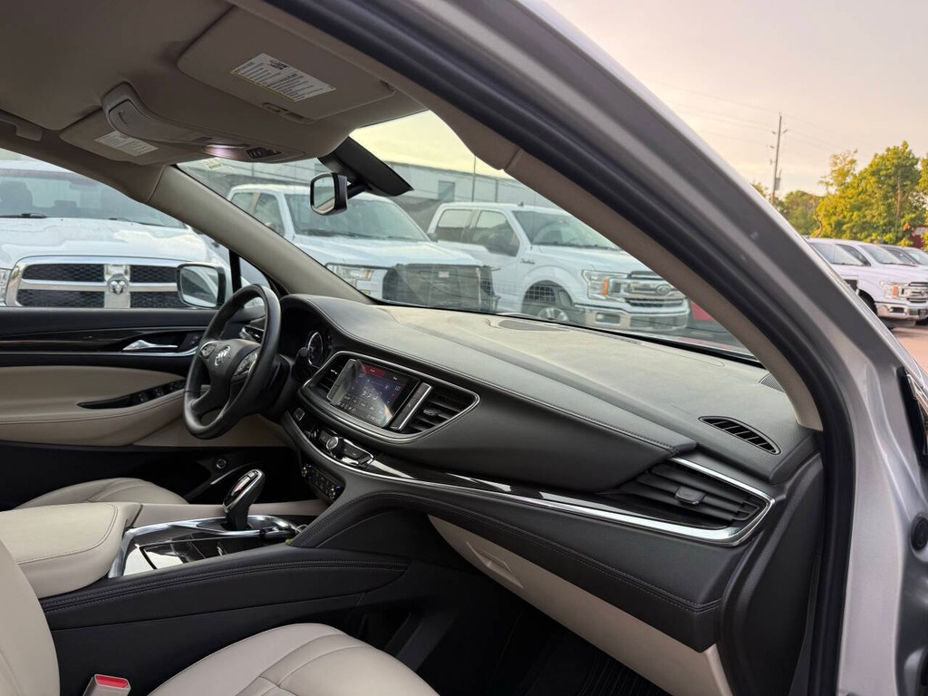 Buick Enclave Vehicle Full-screen Gallery Image 09