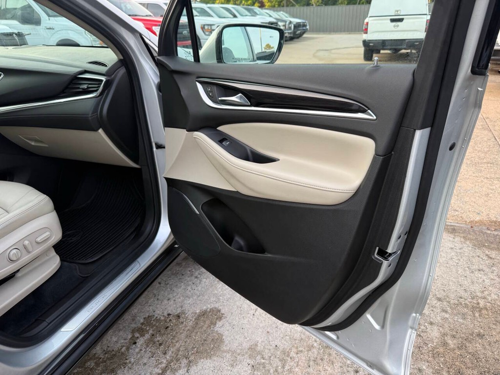 Buick Enclave Vehicle Full-screen Gallery Image 11