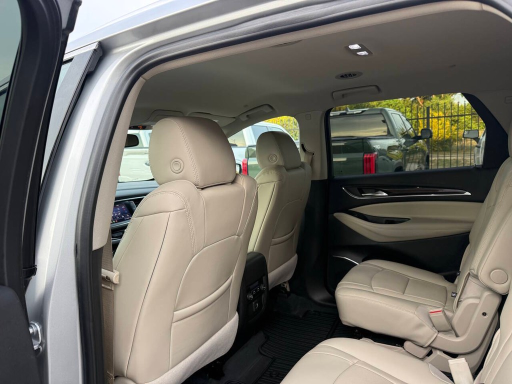 Buick Enclave Vehicle Full-screen Gallery Image 12