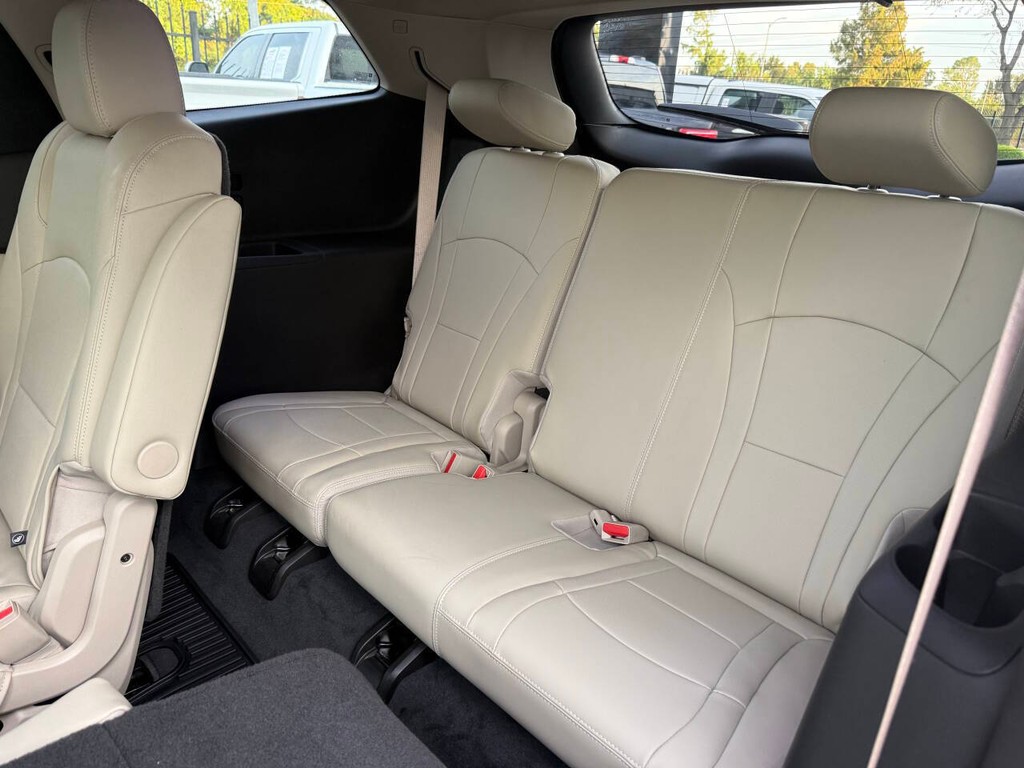 Buick Enclave Vehicle Full-screen Gallery Image 14