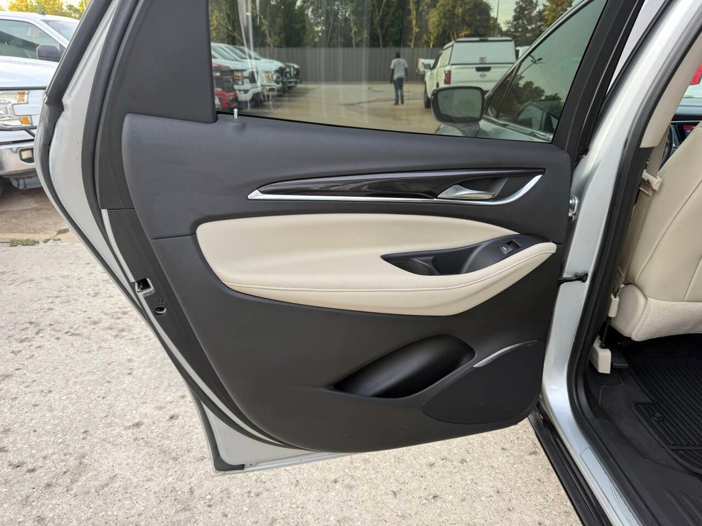 Buick Enclave Vehicle Full-screen Gallery Image 15