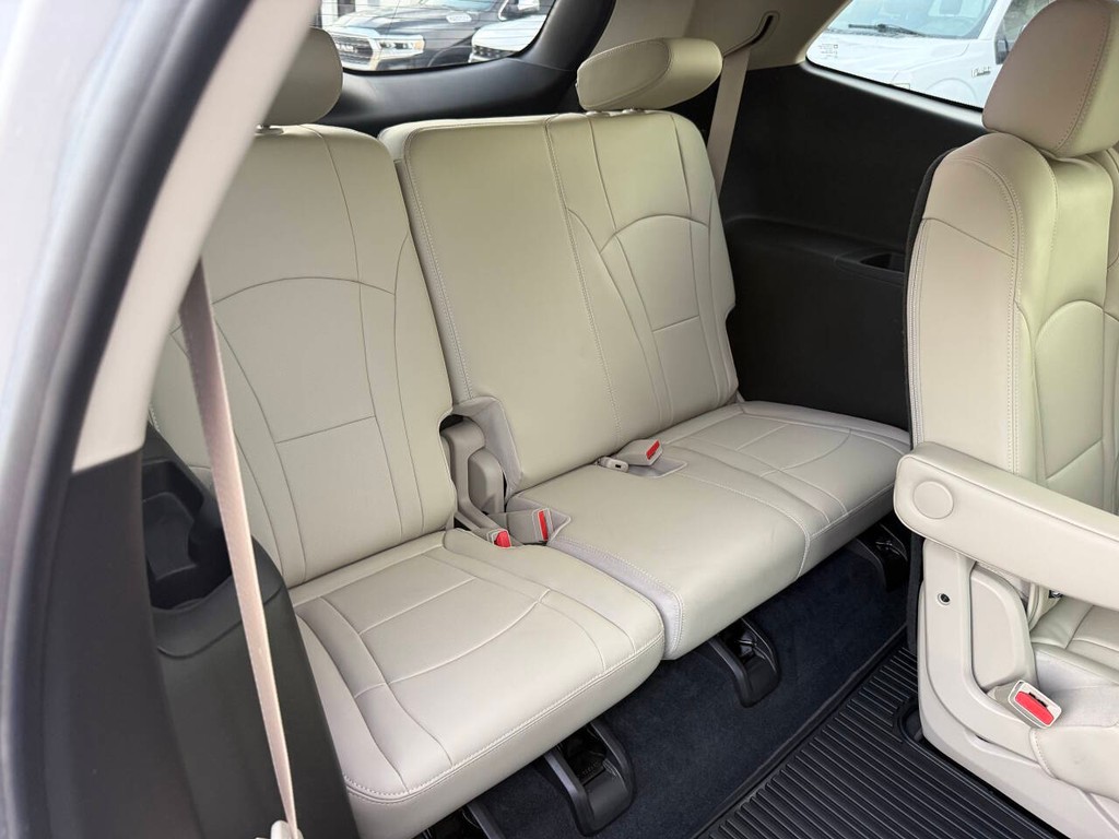 Buick Enclave Vehicle Full-screen Gallery Image 16