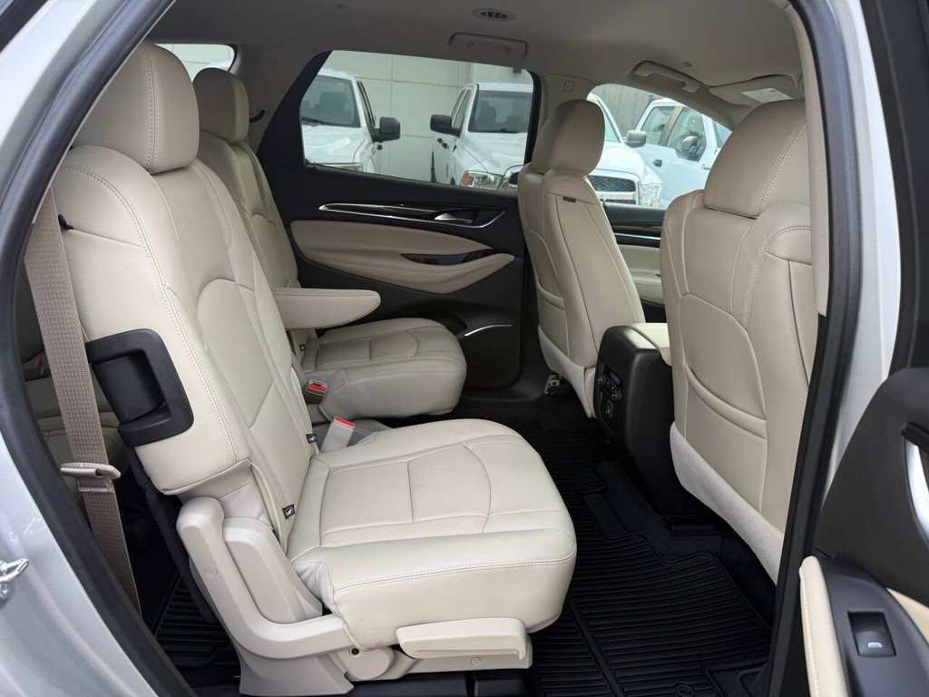 Buick Enclave Vehicle Full-screen Gallery Image 17