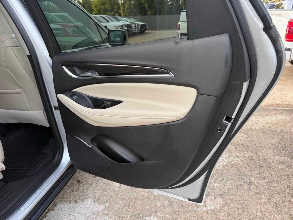 Buick Enclave Vehicle Full-screen Gallery Image 18