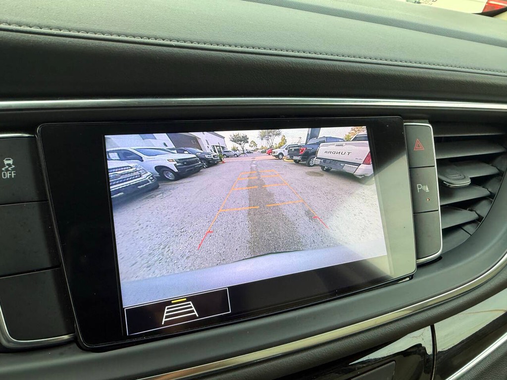 Buick Enclave Vehicle Full-screen Gallery Image 27