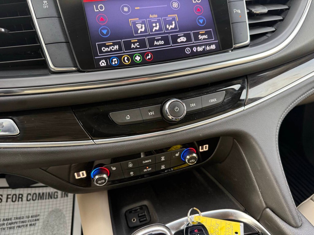 Buick Enclave Vehicle Full-screen Gallery Image 30