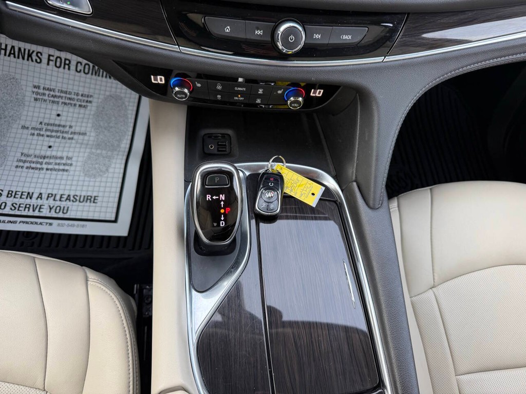 Buick Enclave Vehicle Full-screen Gallery Image 31