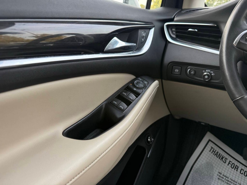 Buick Enclave Vehicle Full-screen Gallery Image 32