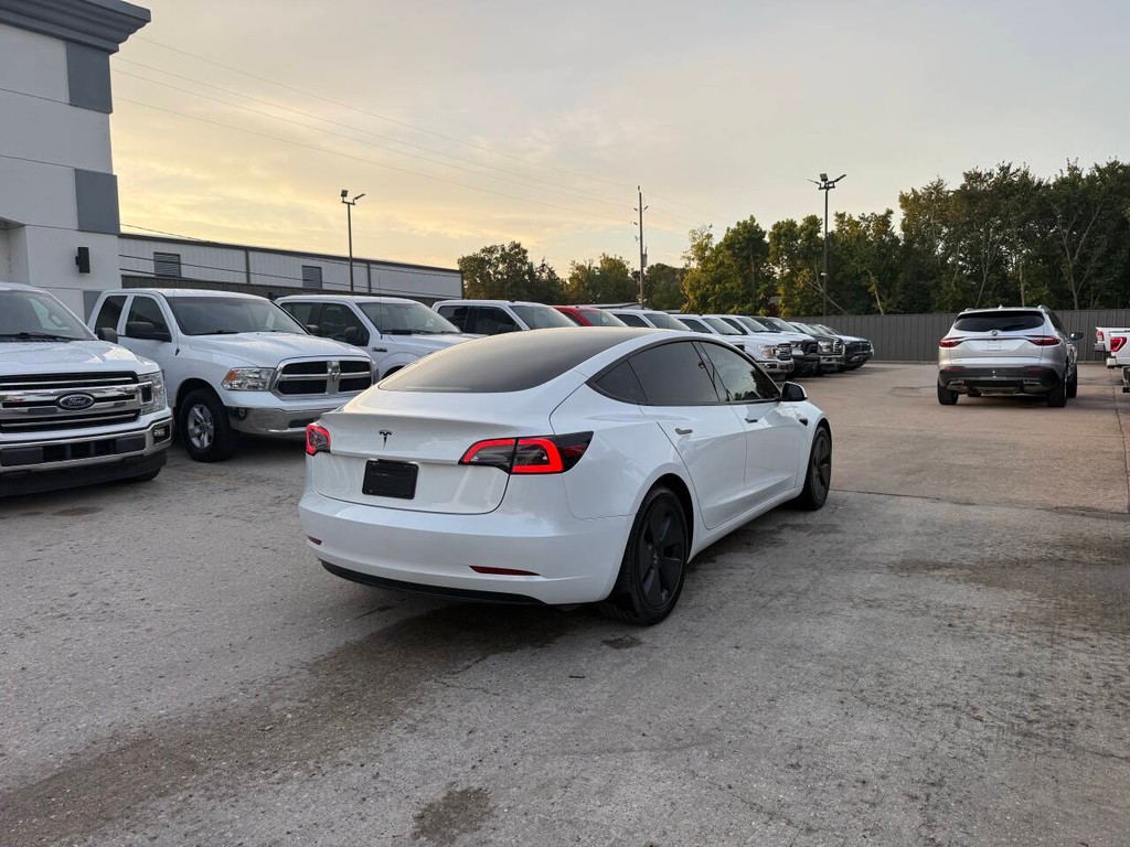 Tesla Model 3 Vehicle Full-screen Gallery Image 05