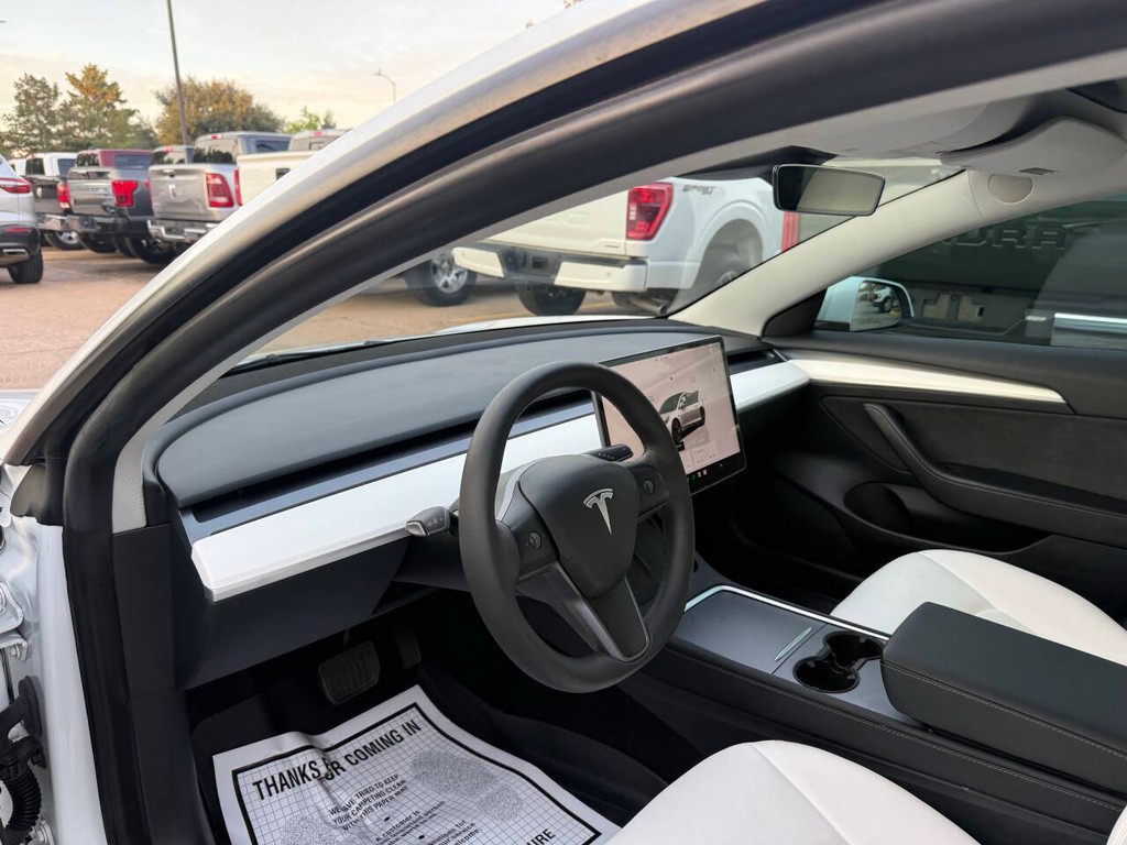 Tesla Model 3 Vehicle Full-screen Gallery Image 06