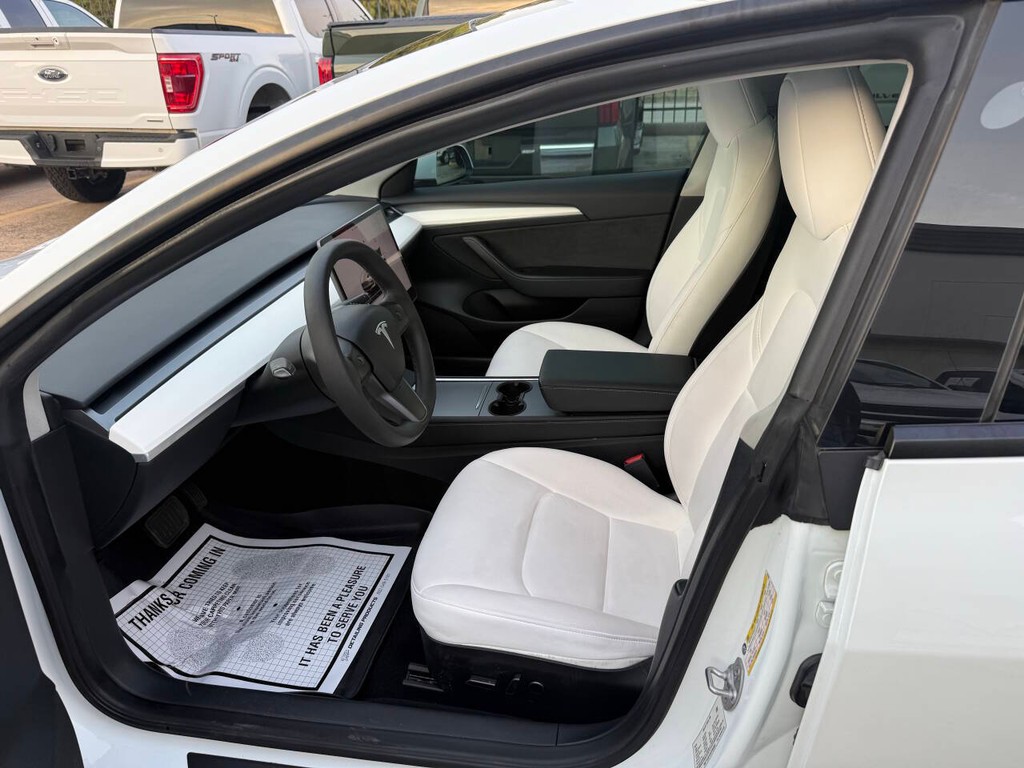 Tesla Model 3 Vehicle Full-screen Gallery Image 07