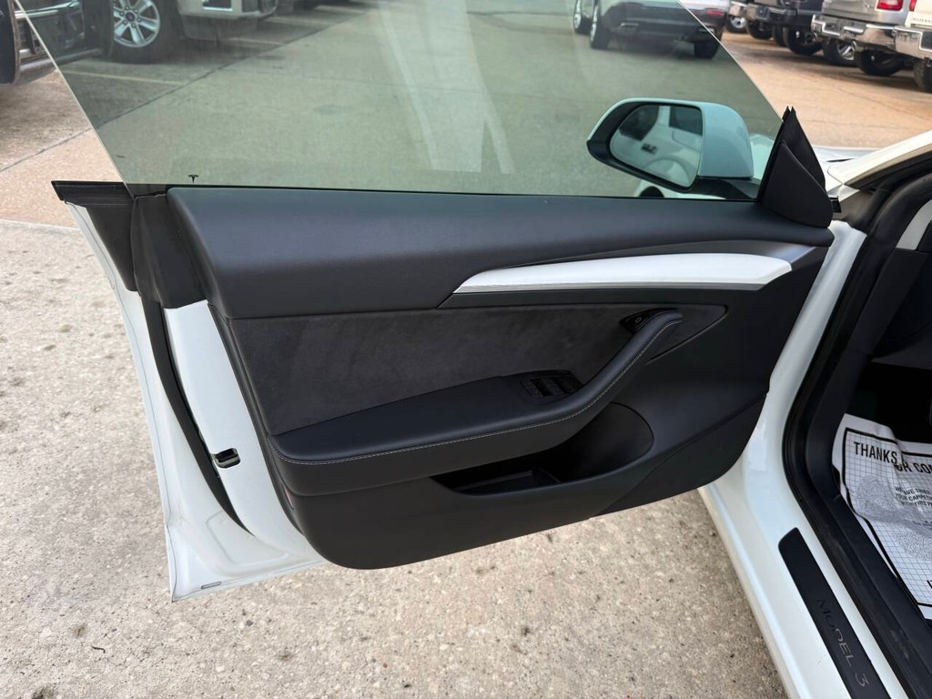 Tesla Model 3 Vehicle Full-screen Gallery Image 08