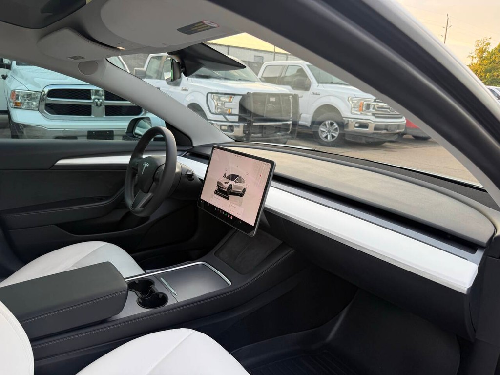 Tesla Model 3 Vehicle Full-screen Gallery Image 09