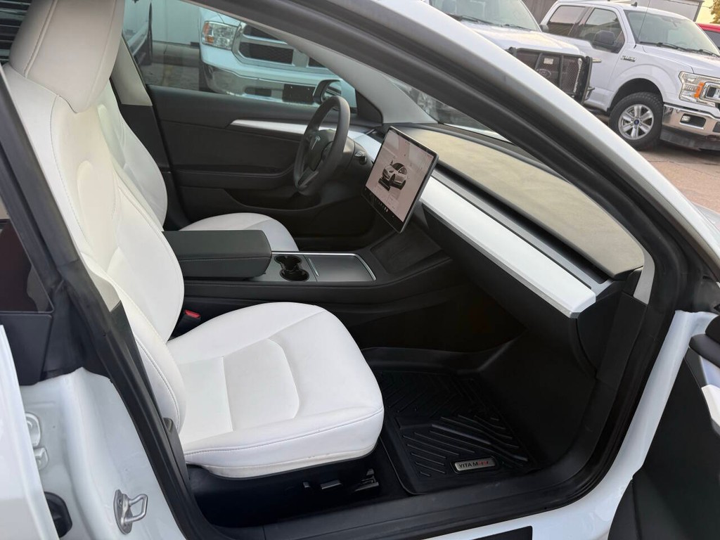 Tesla Model 3 Vehicle Full-screen Gallery Image 10