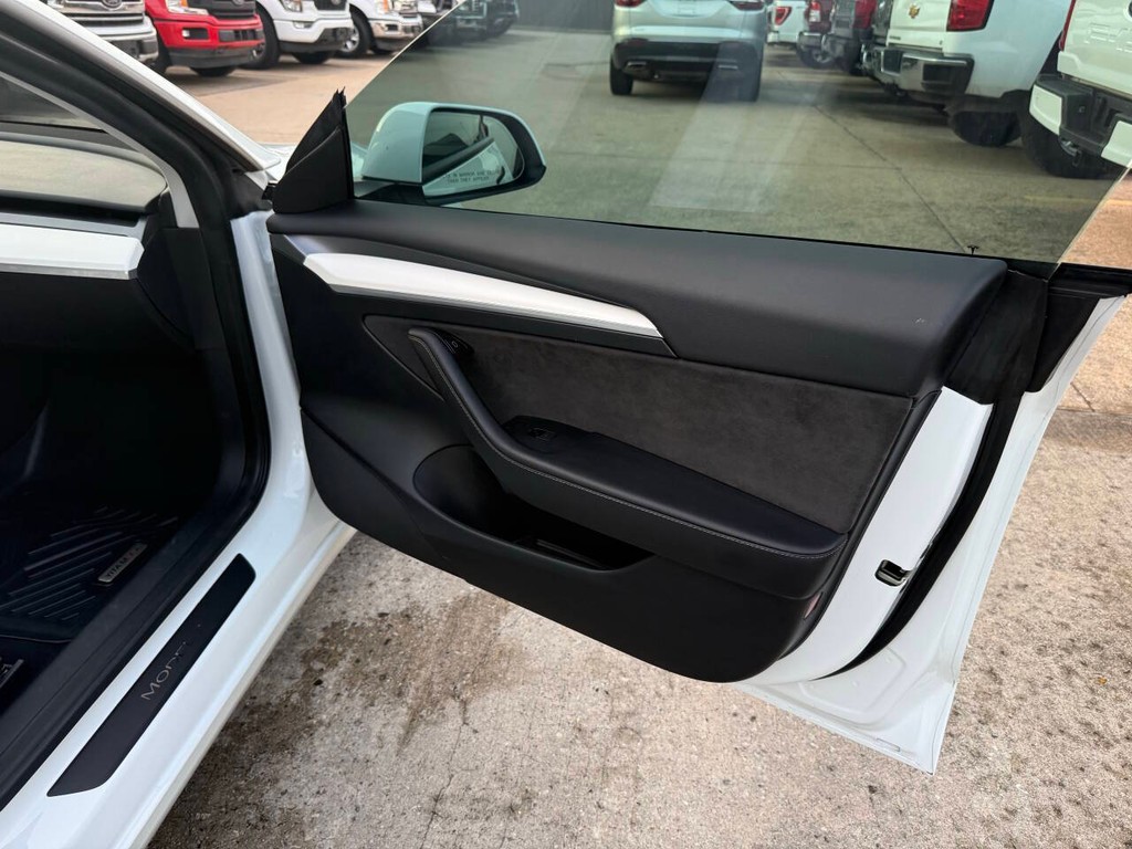 Tesla Model 3 Vehicle Full-screen Gallery Image 11