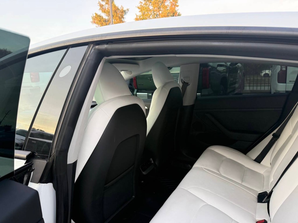 Tesla Model 3 Vehicle Full-screen Gallery Image 12
