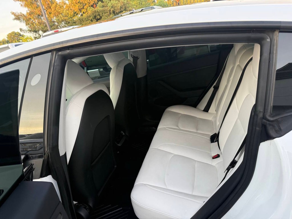 Tesla Model 3 Vehicle Full-screen Gallery Image 13
