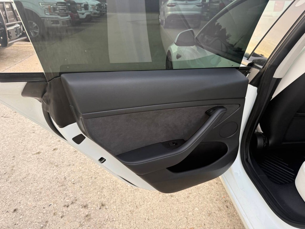 Tesla Model 3 Vehicle Full-screen Gallery Image 14