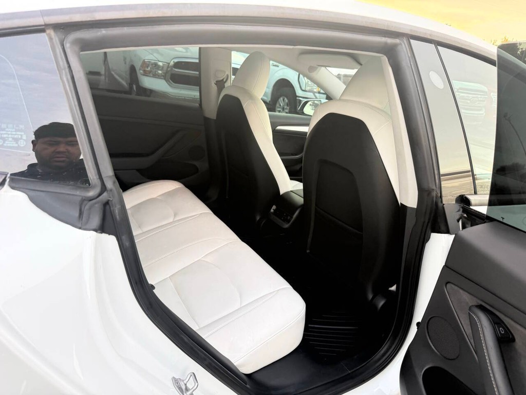 Tesla Model 3 Vehicle Full-screen Gallery Image 15