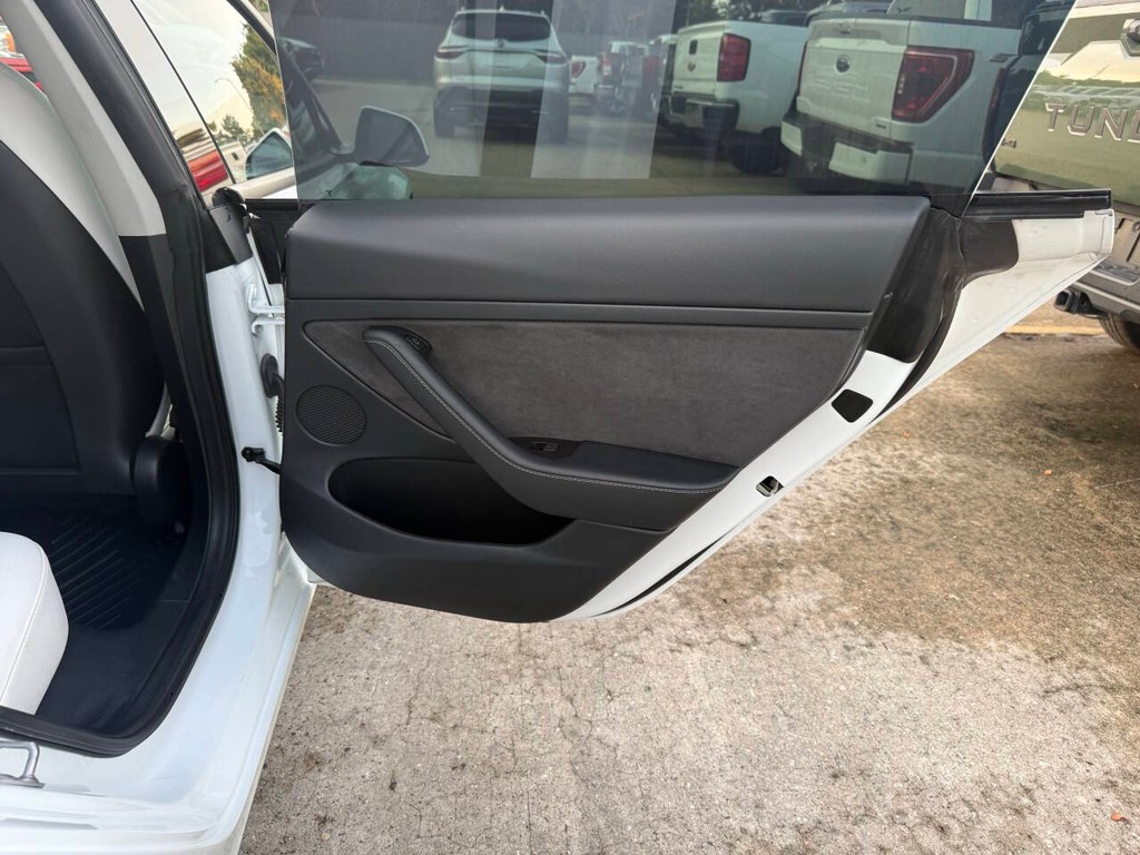 Tesla Model 3 Vehicle Full-screen Gallery Image 16