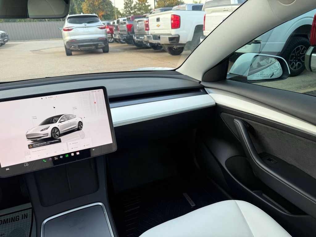 Tesla Model 3 Vehicle Full-screen Gallery Image 20