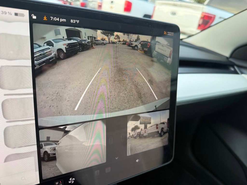 Tesla Model 3 Vehicle Full-screen Gallery Image 24