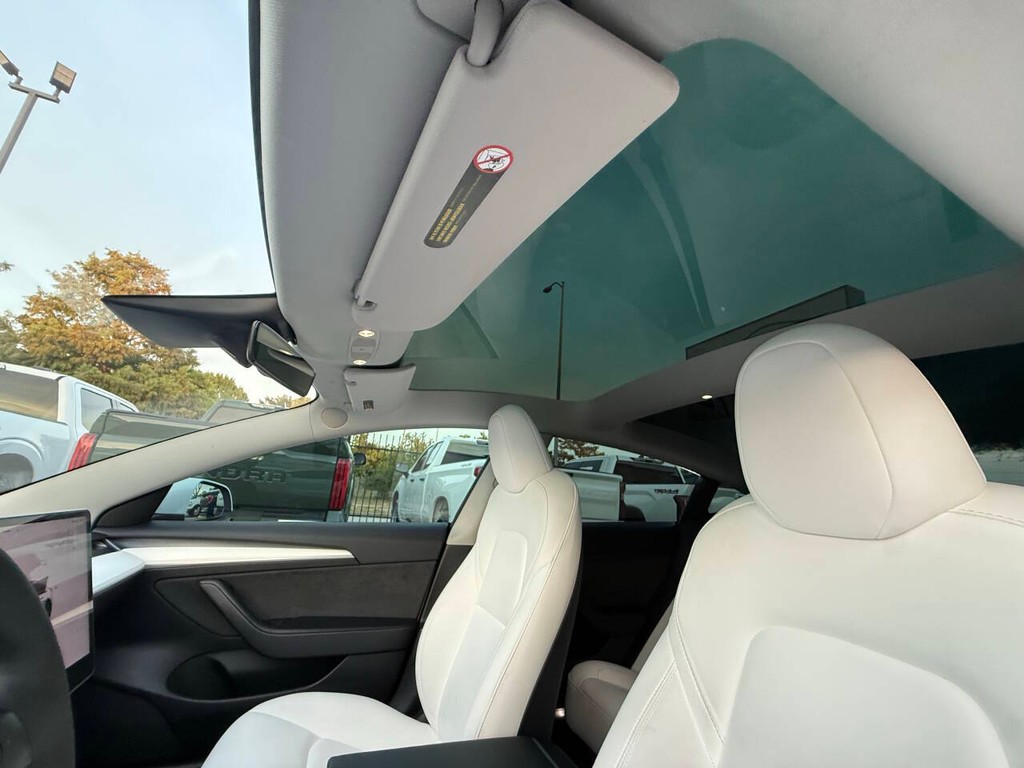 Tesla Model 3 Vehicle Full-screen Gallery Image 28