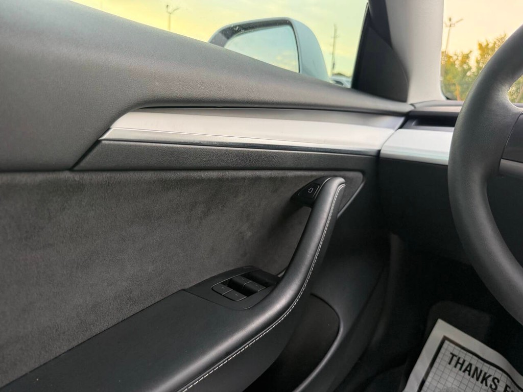 Tesla Model 3 Vehicle Full-screen Gallery Image 29