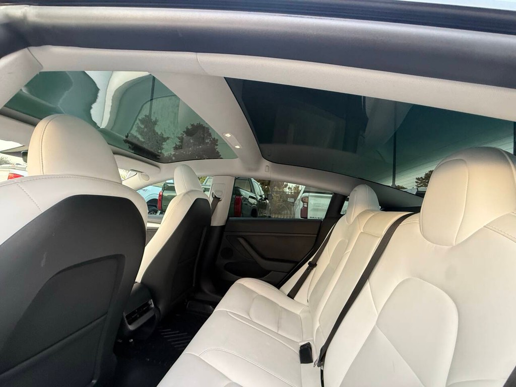Tesla Model 3 Vehicle Full-screen Gallery Image 30