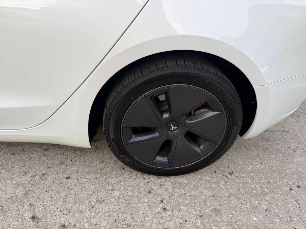 Tesla Model 3 Vehicle Full-screen Gallery Image 35
