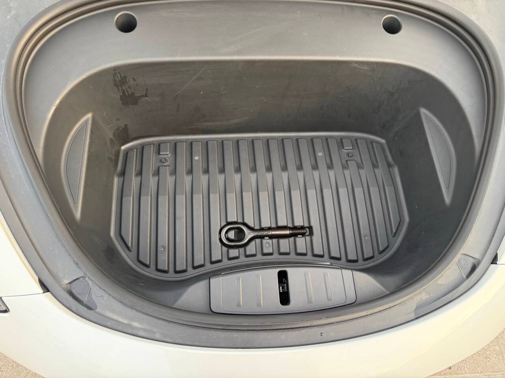 Tesla Model 3 Vehicle Full-screen Gallery Image 36