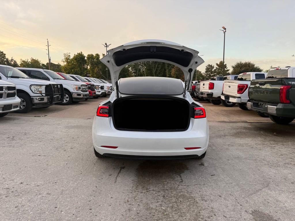 Tesla Model 3 Vehicle Full-screen Gallery Image 37