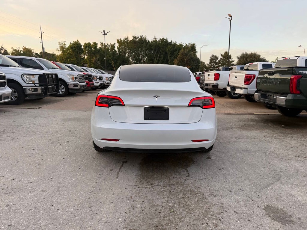 Tesla Model 3 Vehicle Full-screen Gallery Image 38