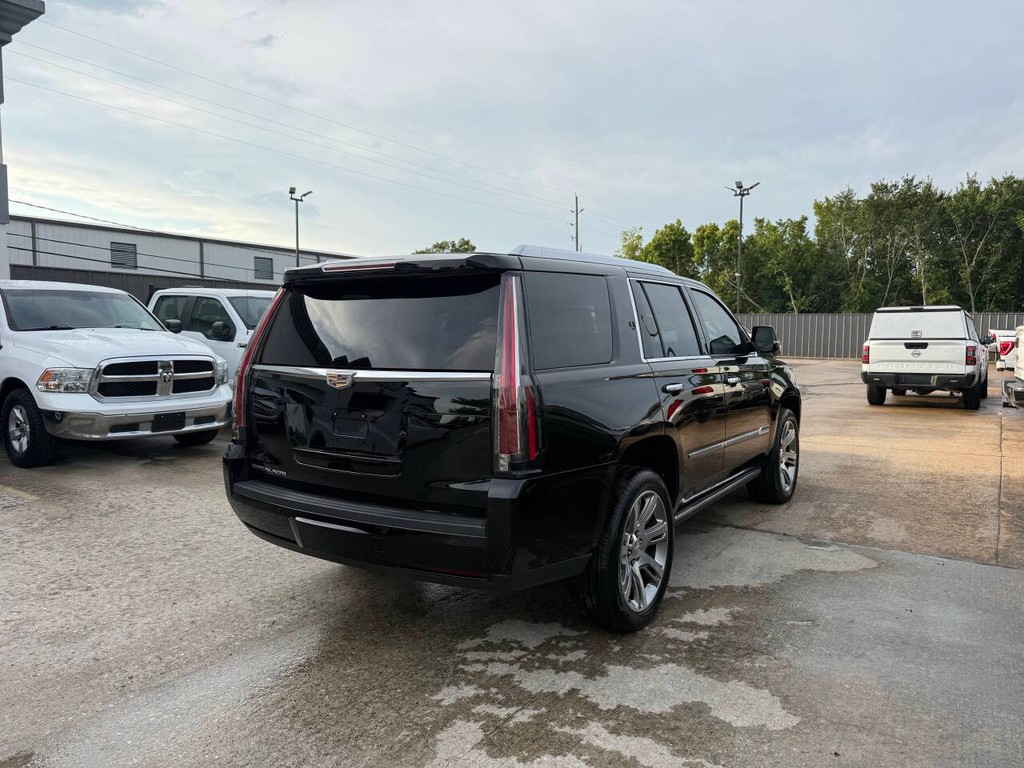 Cadillac Escalade Vehicle Full-screen Gallery Image 05