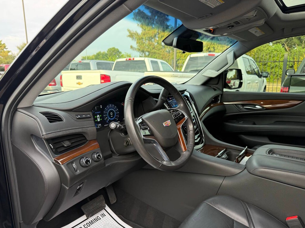 Cadillac Escalade Vehicle Full-screen Gallery Image 06