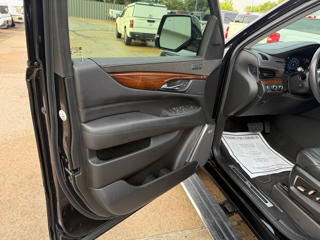 Cadillac Escalade Vehicle Full-screen Gallery Image 08