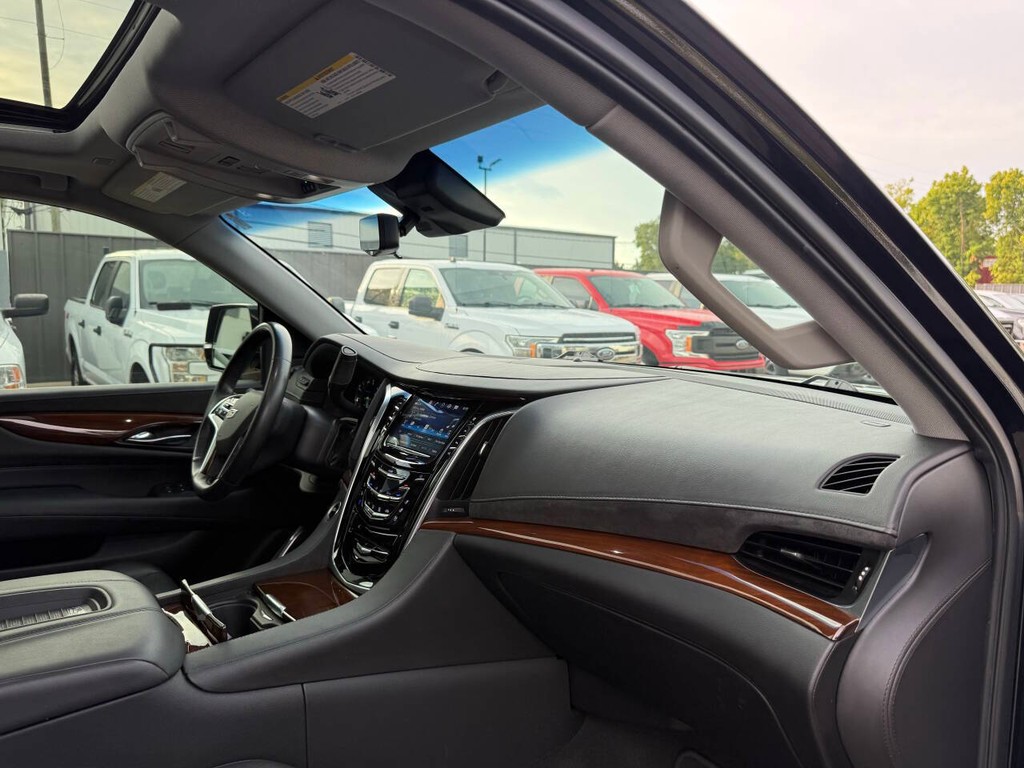 Cadillac Escalade Vehicle Full-screen Gallery Image 09