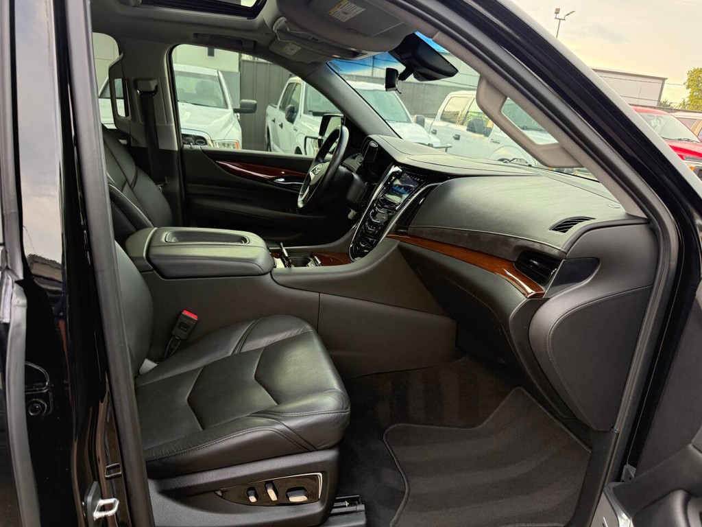 Cadillac Escalade Vehicle Full-screen Gallery Image 10