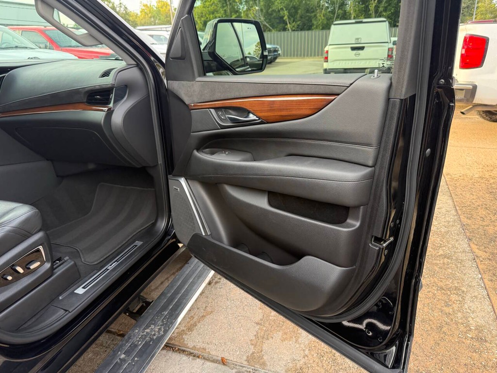 Cadillac Escalade Vehicle Full-screen Gallery Image 11