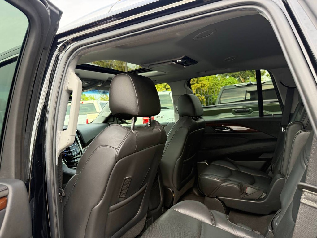 Cadillac Escalade Vehicle Full-screen Gallery Image 12