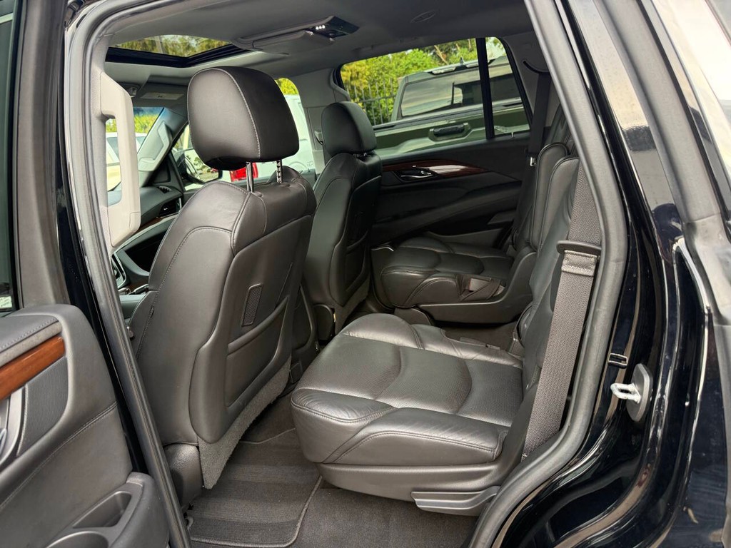 Cadillac Escalade Vehicle Full-screen Gallery Image 13