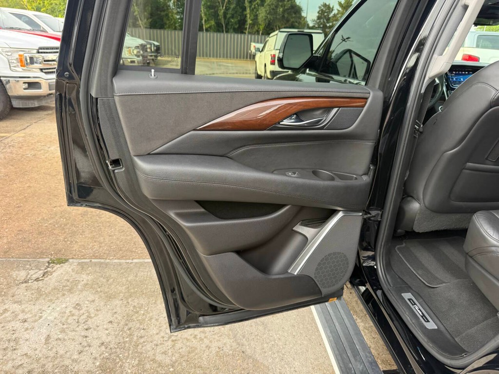 Cadillac Escalade Vehicle Full-screen Gallery Image 15