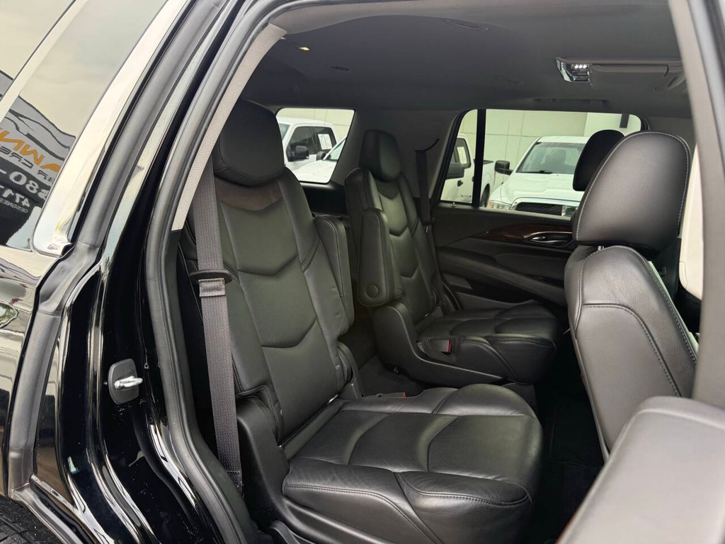 Cadillac Escalade Vehicle Full-screen Gallery Image 17