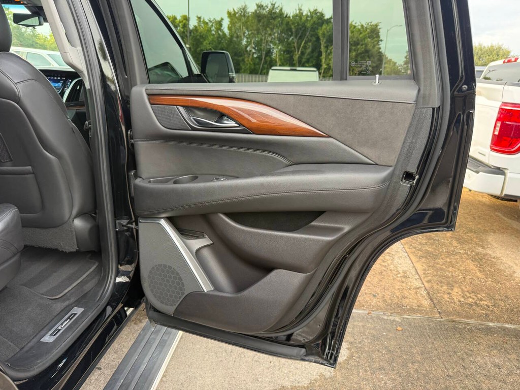 Cadillac Escalade Vehicle Full-screen Gallery Image 18