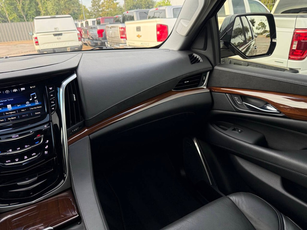 Cadillac Escalade Vehicle Full-screen Gallery Image 23